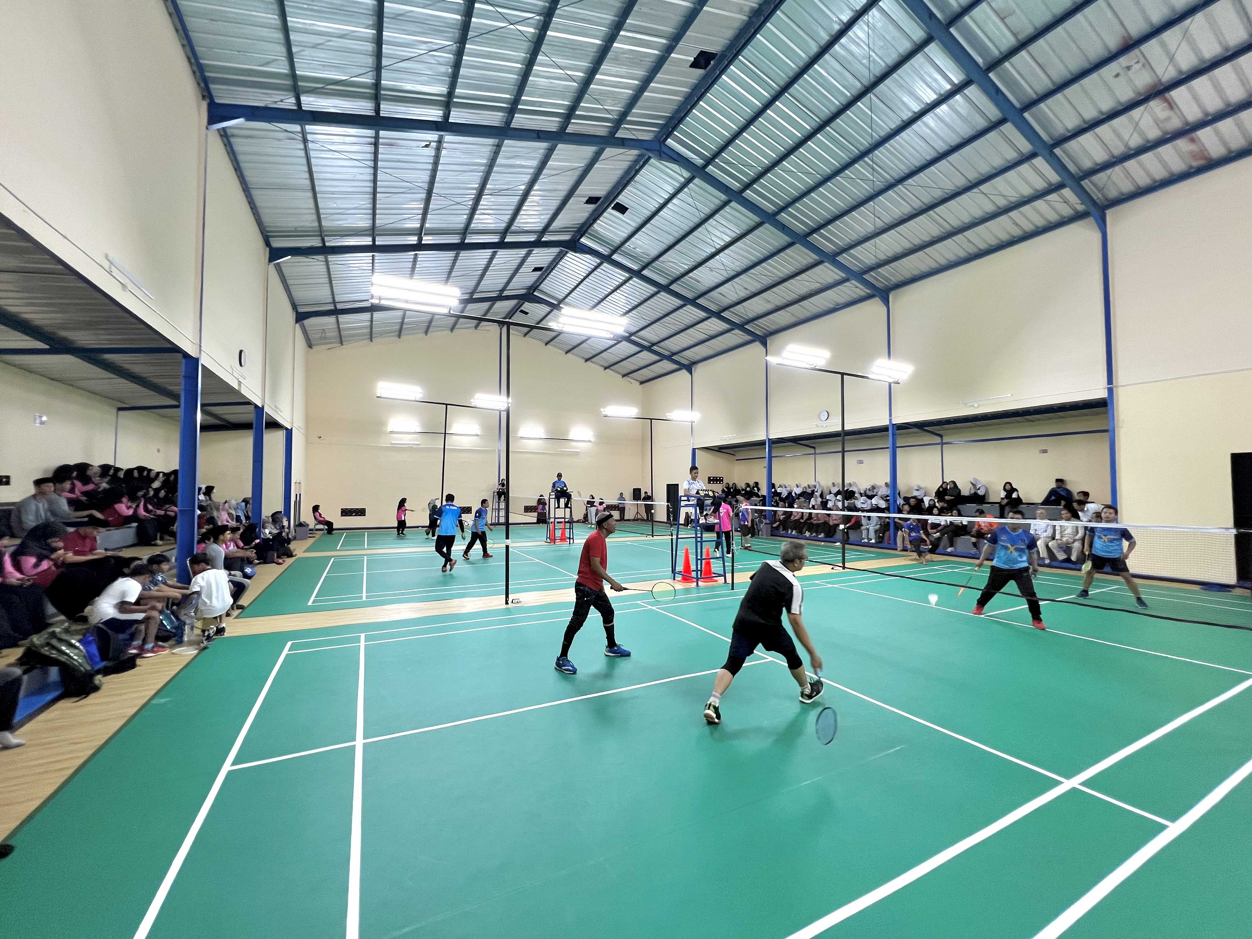 Hall asri SIT Al Madinah dengan peralatan modern untuk praktikum sains